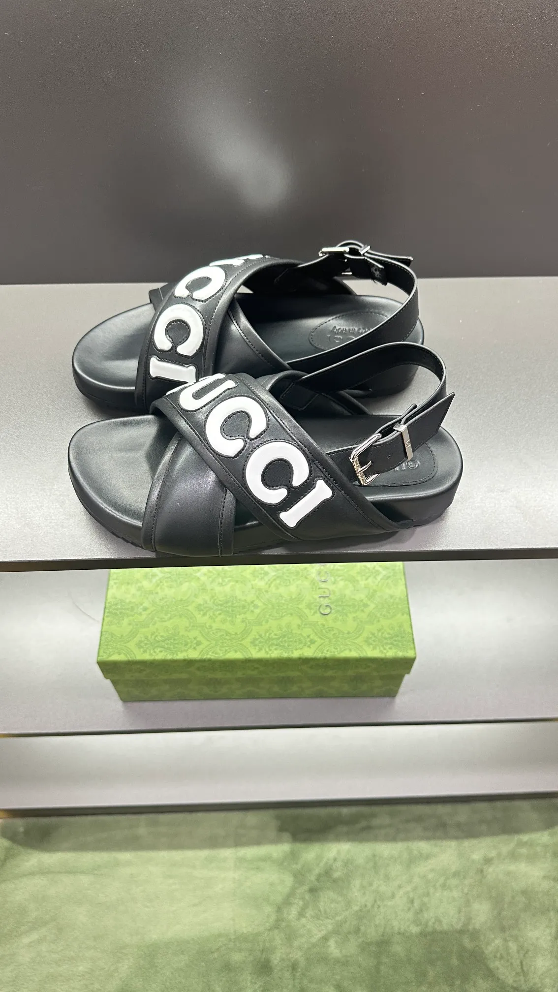 [G Family Couple Style] P: 320💰Female size 36~40 Men's size 39~45, (46. Custom-made GG slippers for men and women. This slipper is made of GG polyester fiber and is decorated with a Gucci label on the front, which adds a striking logo feel to the style. Beige GG recycled polyester fiber, same size for men and women, leather trim